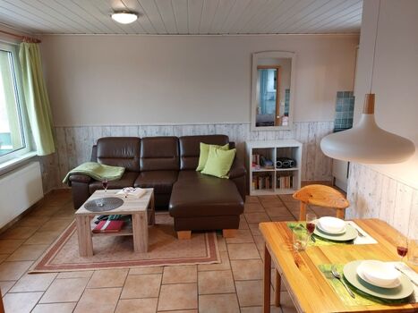 Offener Wohnbereich mit Küche, Esstisch und Sofa 