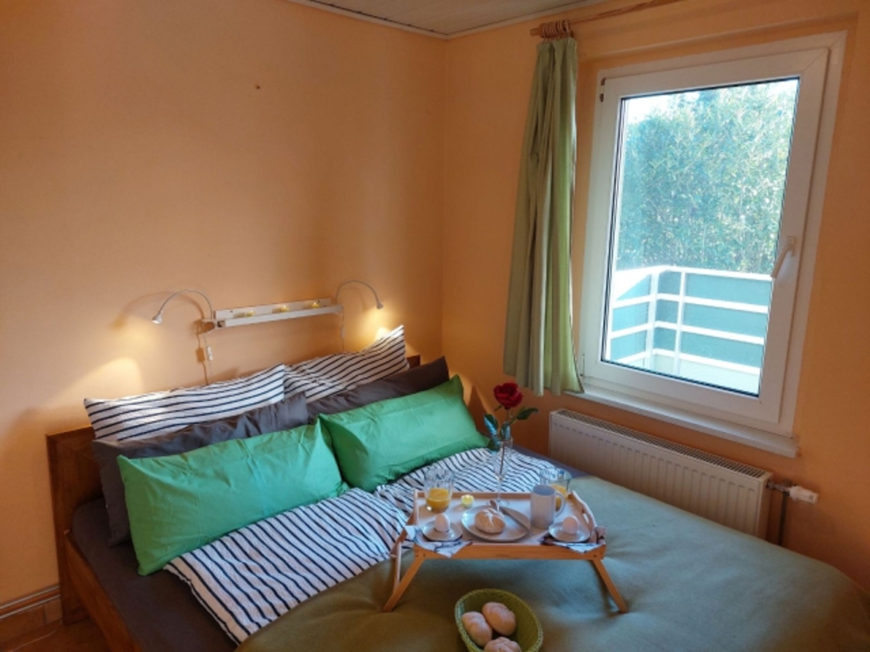 Schlafzimmer mit Doppelbett (1,60x2,00m)