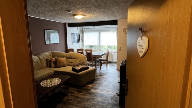 Blick in das 25qm große Wohnzimmer