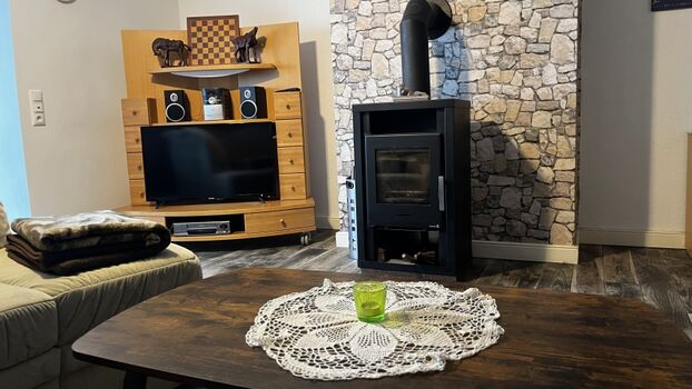 Blick auf den Kamin im Wohnzimmer