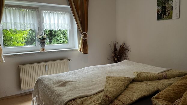 Schlafzimmer 1 mit Blick in den Garten