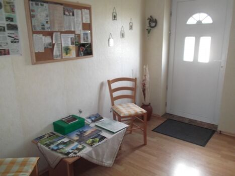 Eingangsbereich mit Infotisch und Garderobe