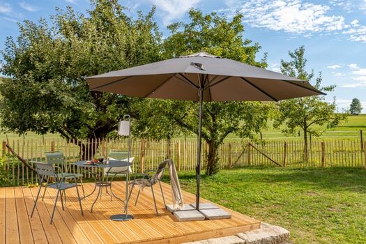 Das großzügige Holzdeck – Ihr stilvolles Outdoor-Esszimmer mit Blick ins Grüne