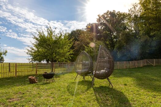 Alleinlage am Wald mit großem, umzäunten Garten – ein Paradies für Hund und Familie