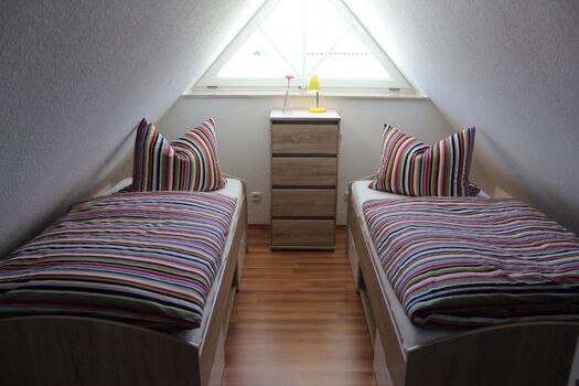 Schlafzimmer mit zwei Einzelbetten DG