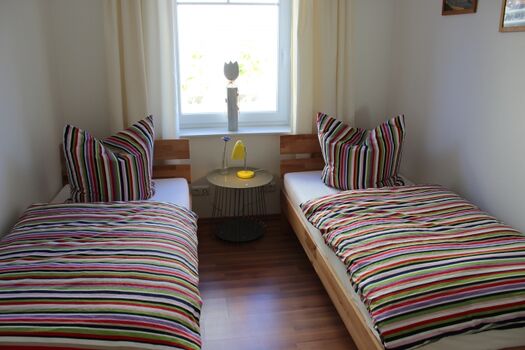Schlafzimmer mit zwei Einzelbetten EG