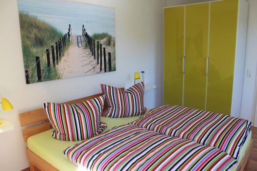 Schlafzimmer mit Doppelbett EG