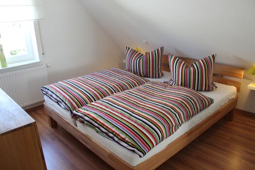 Schlafzimmer mit Doppelbett OG