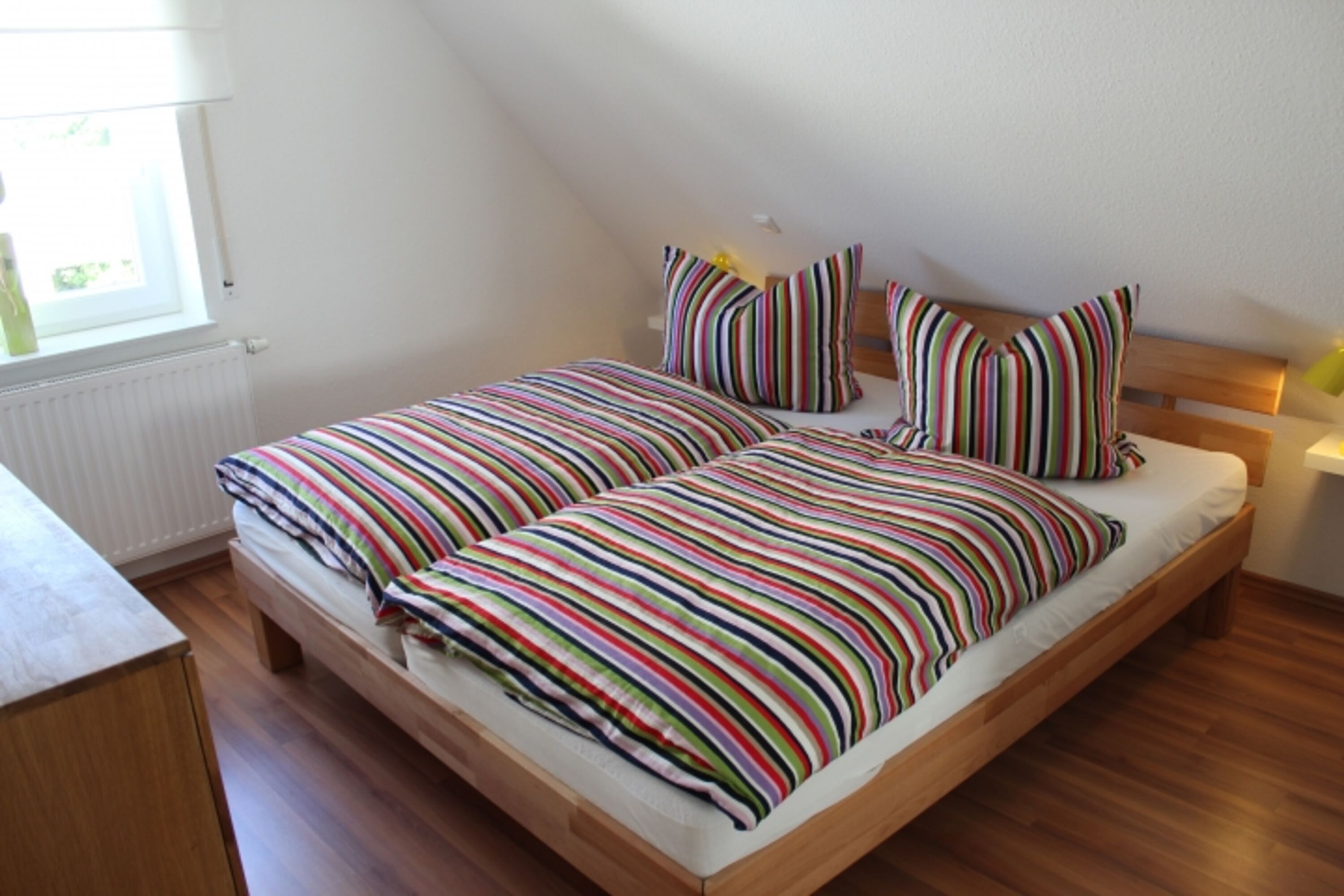 Schlafzimmer mit Doppelbett OG