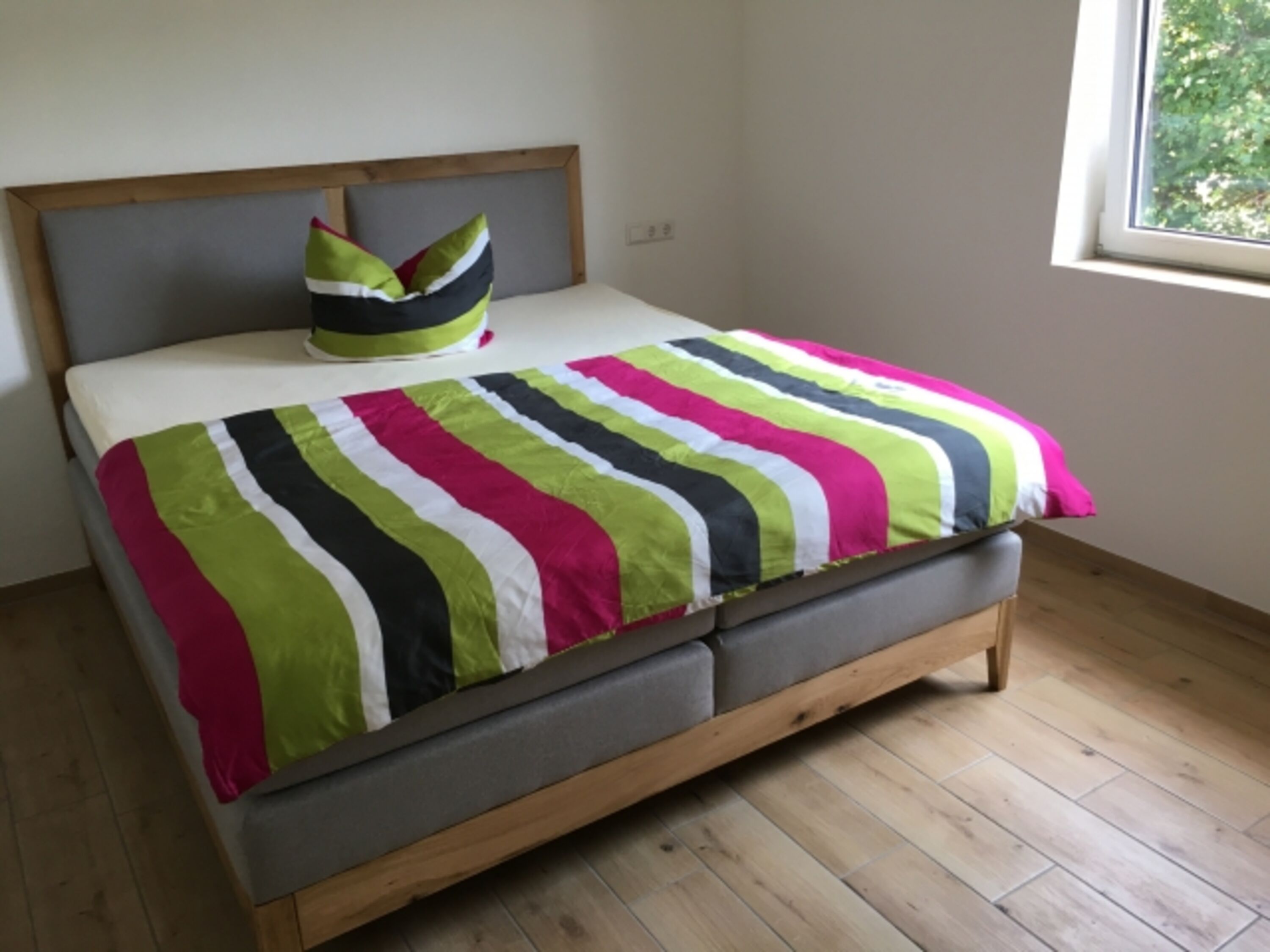 Schlafzimmer mit Doppelbett