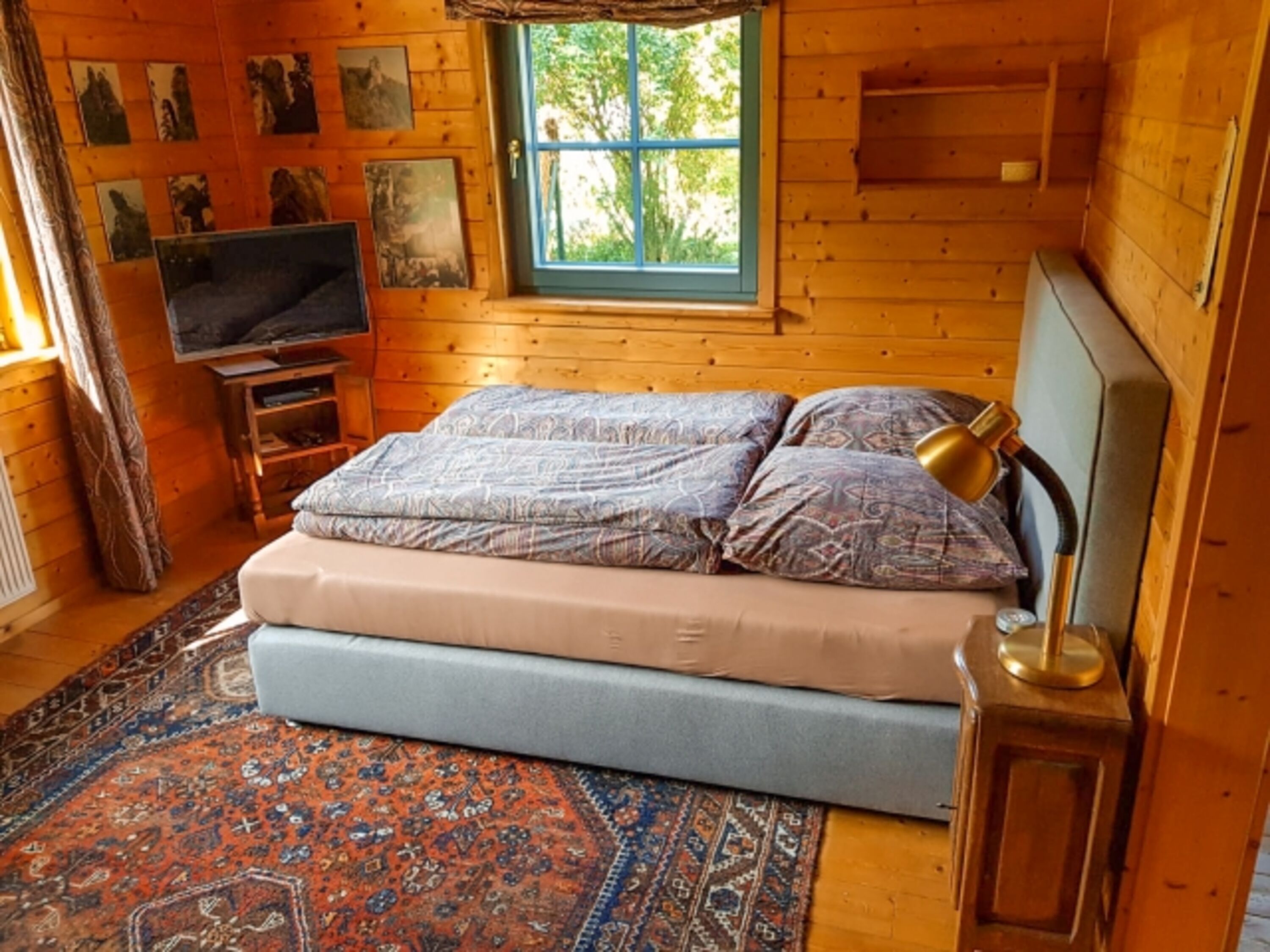Schlafzimmer mit Doppelbett