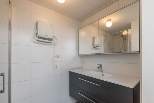 Das neue Badezimmer mit Badmöbel und Dusche