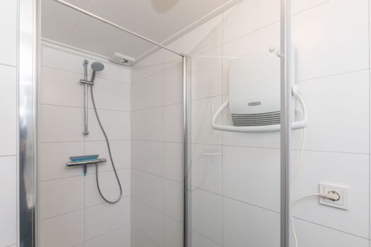 Das neue Badezimmer mit Badmöbel und Dusche