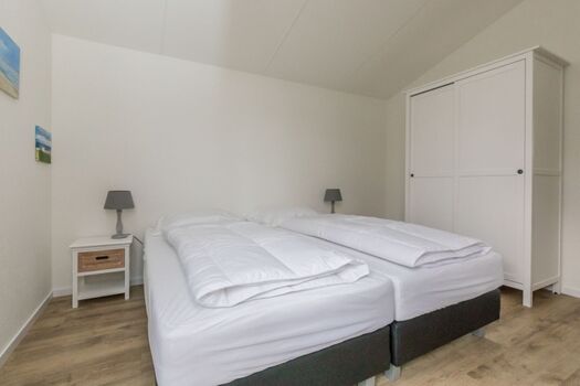 Schlafzimmer 1 mit Boxspringbetten und Kleiderschrank