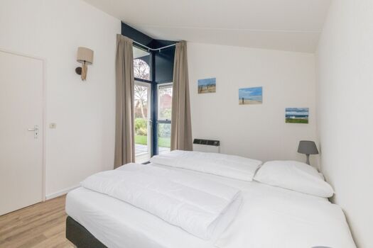 Schlafzimmer 1 mit Boxspringbetten und Kleiderschrank