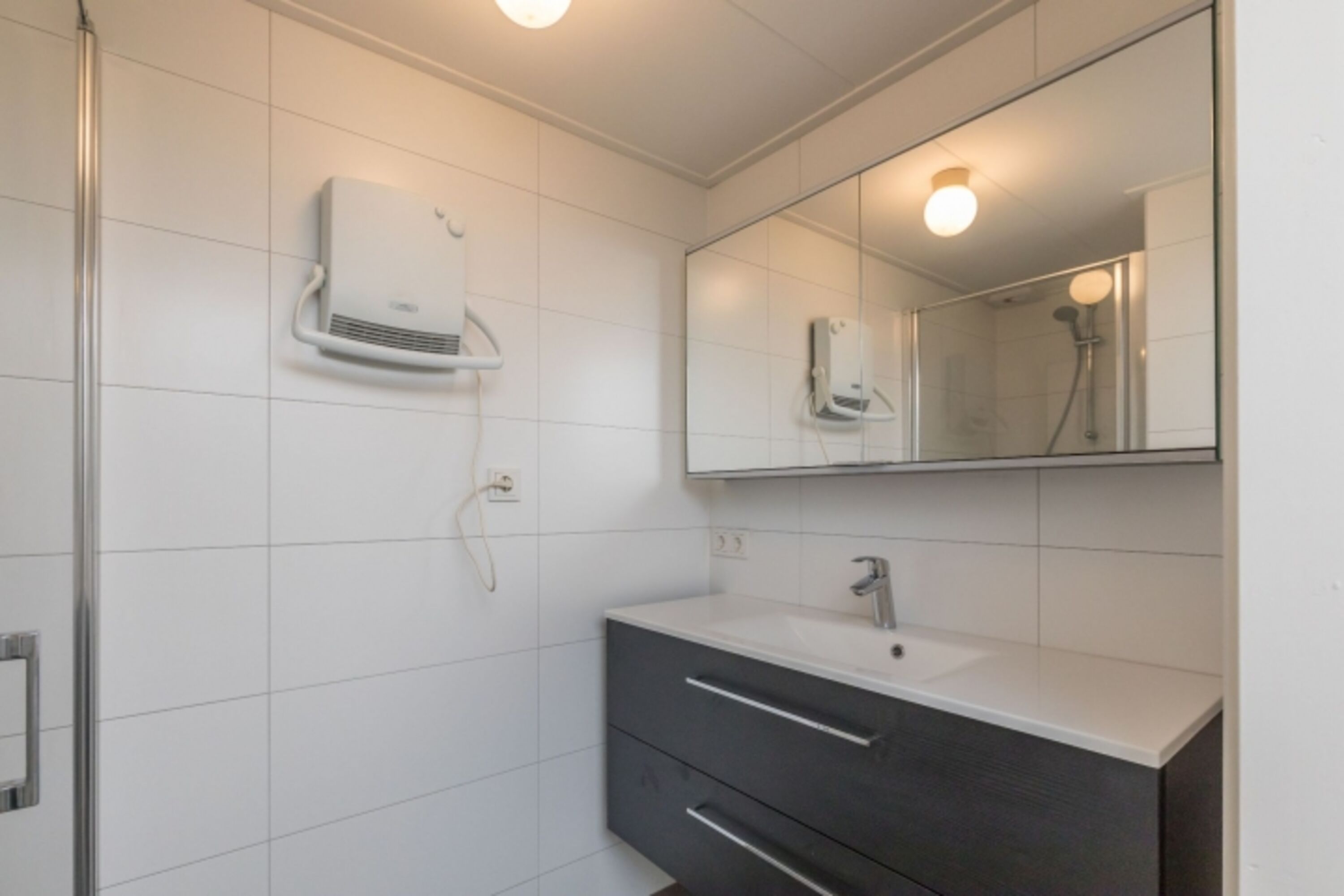 Das neue Badezimmer mit Badmöbel und Dusche