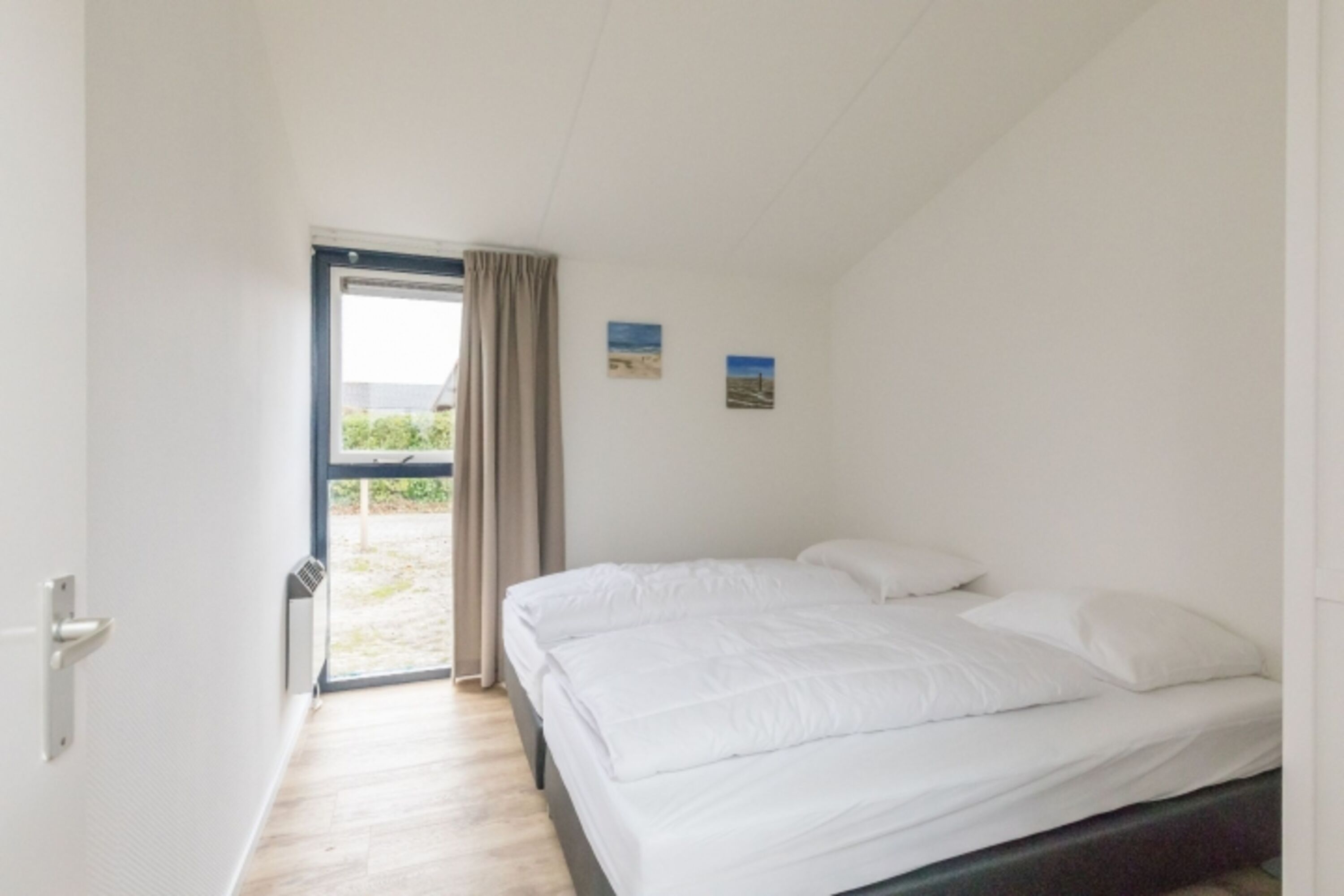 Schlafzimmer 2 mit Boxspringbetten und Kleiderschrank