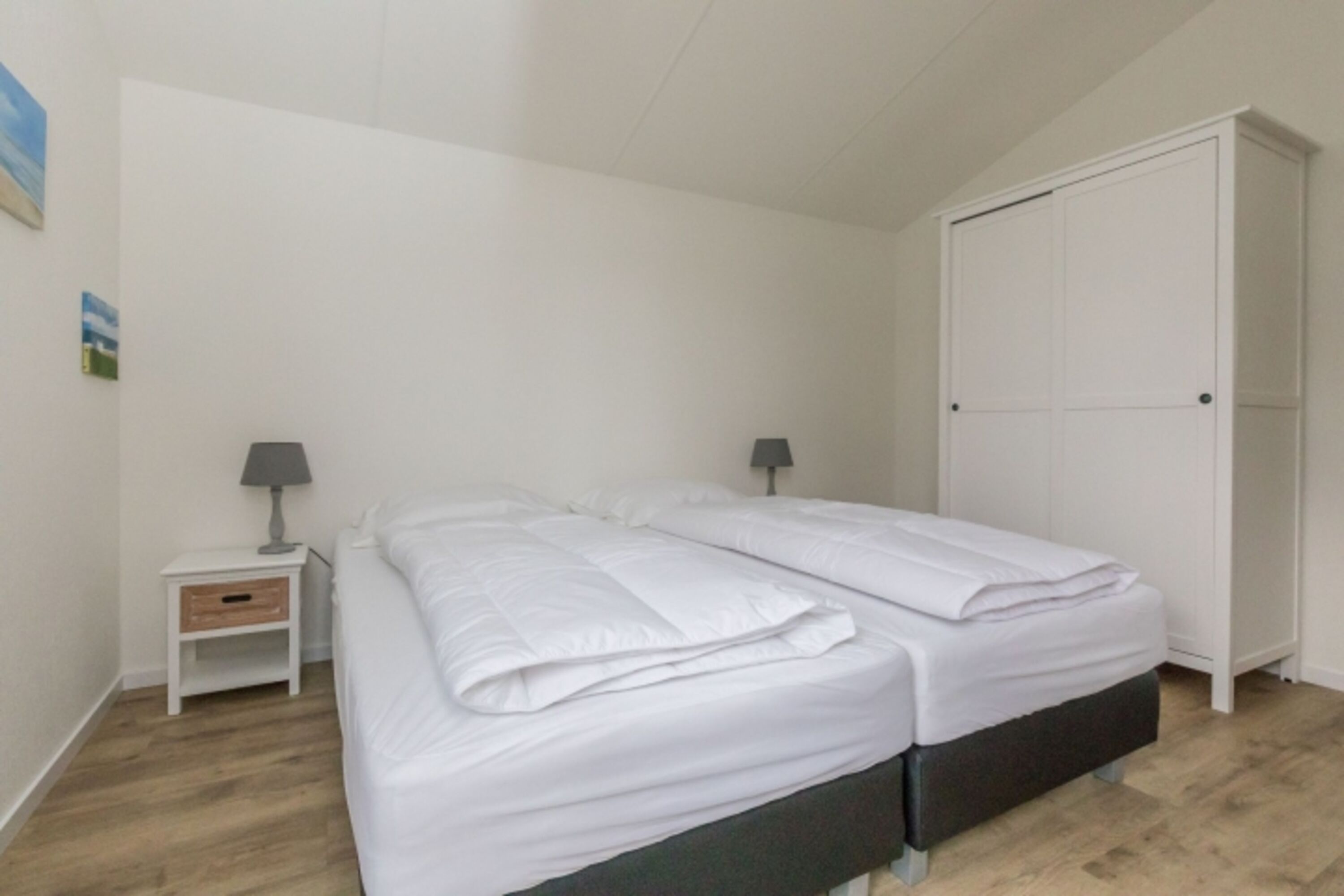 Schlafzimmer 1 mit Boxspringbetten und Kleiderschrank