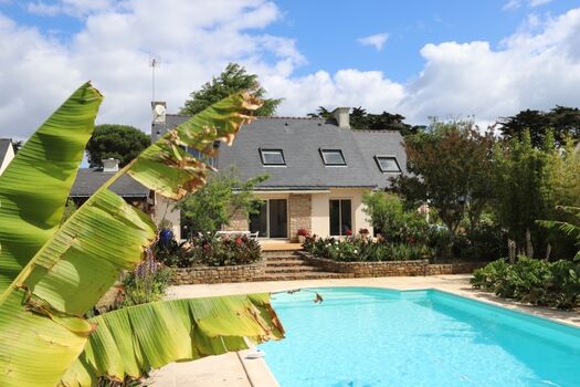 Der Garten mit tropischen Pflanzen und wunderschönem Pool