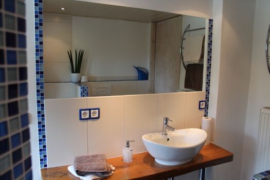 großes helles Badezimmer