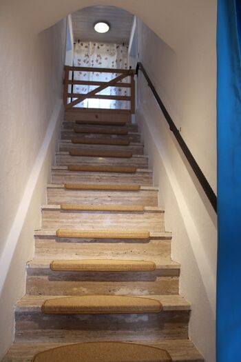 Treppenaufgang zur Wohnung mit zusätzlichem Tor