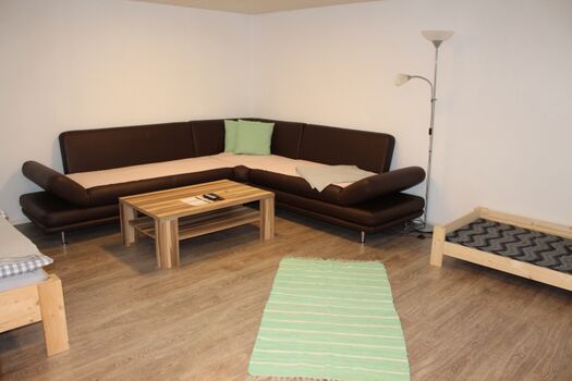 das große gemütliche Sofa bietet Platz für alle Zwei- und Vierbeiner