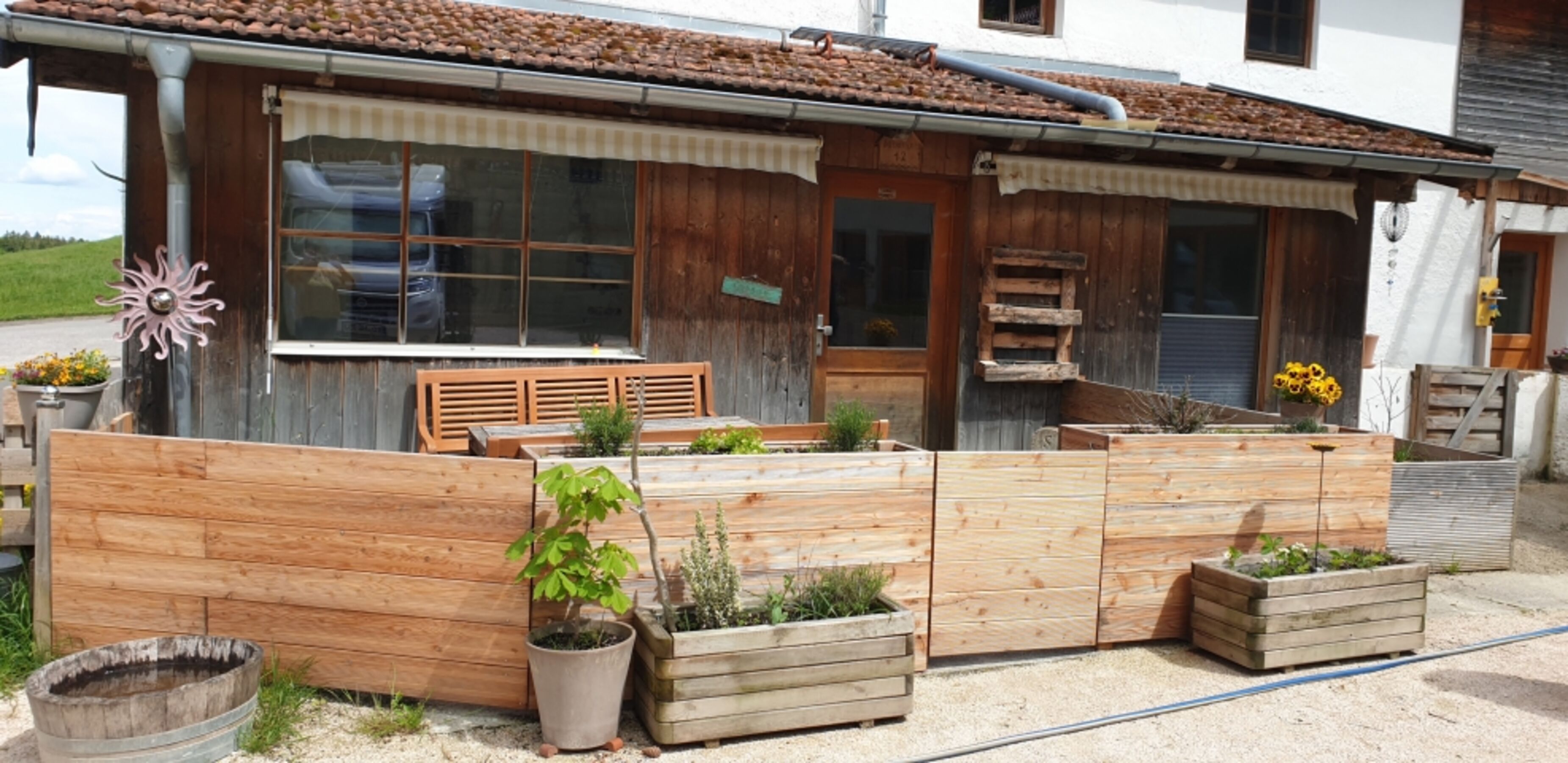 eigene separat eingezäunte Terrasse