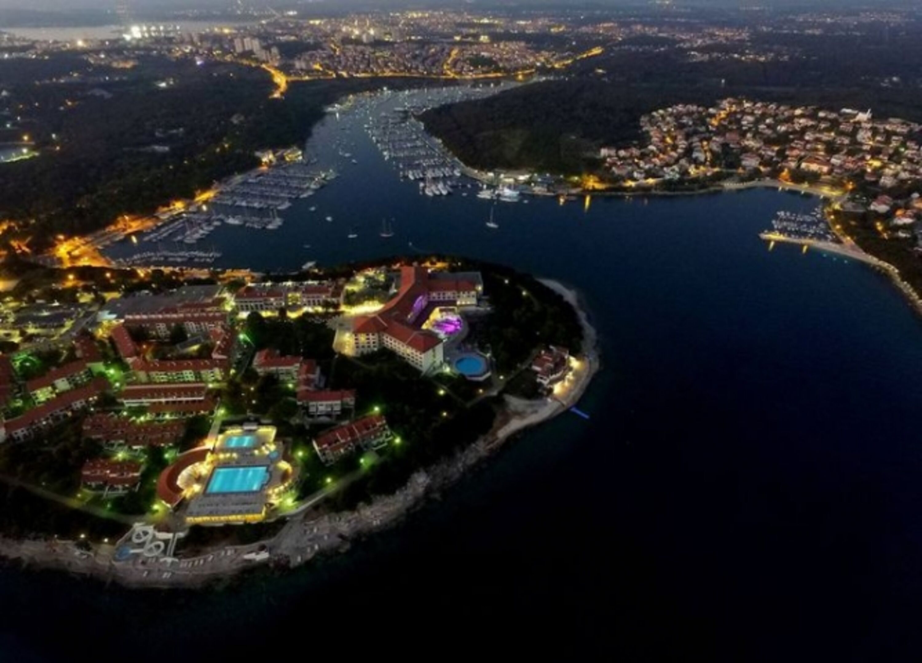 Pula bei Nacht