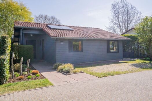 Vorderseite mit Parkplatz