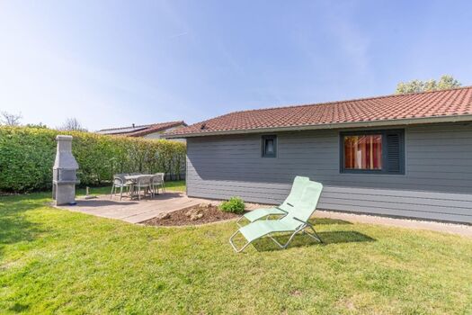 Der sonnige Garten mit Grillplatz