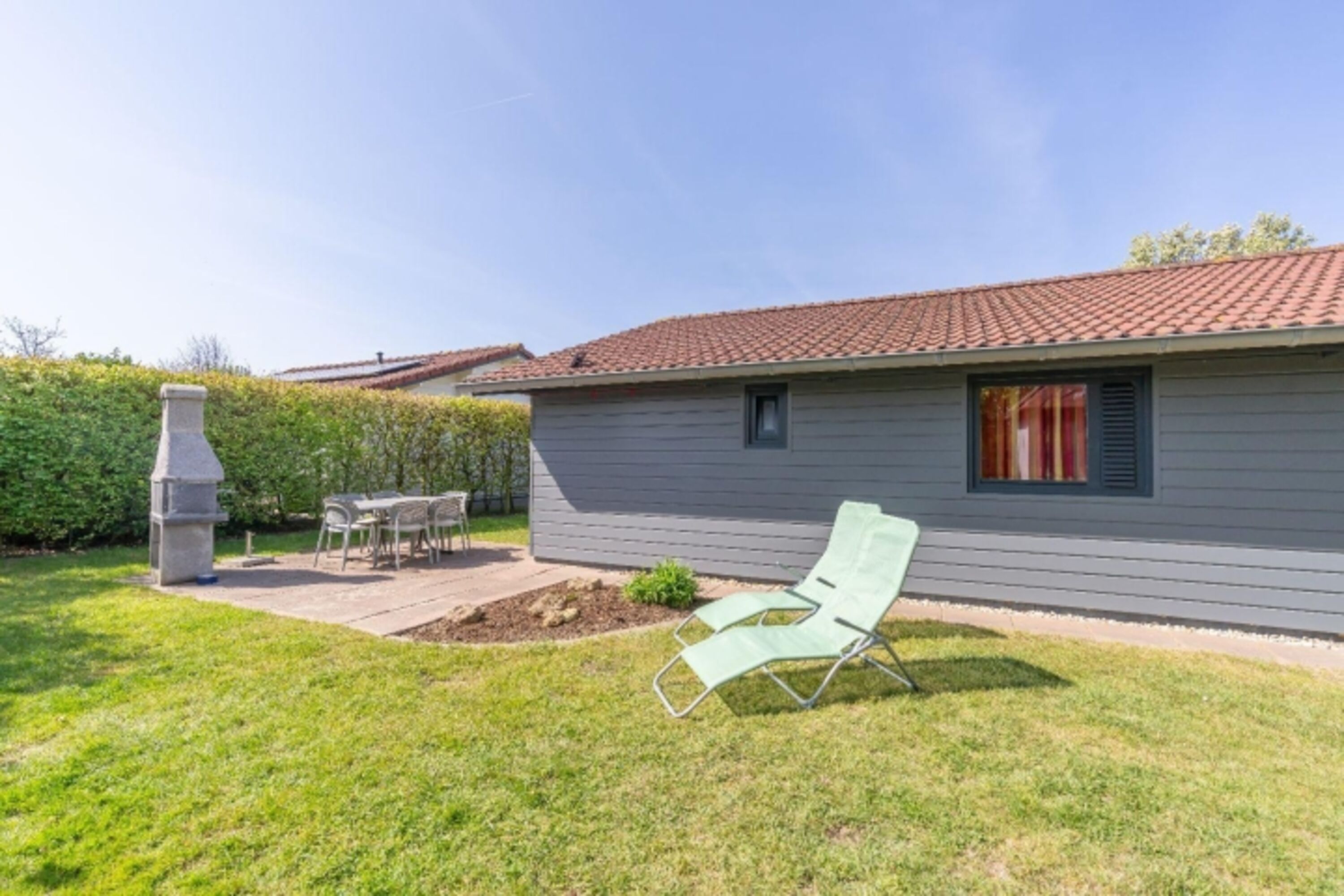Der sonnige Garten mit Grillplatz