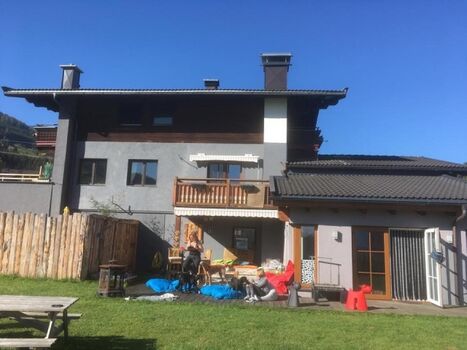 Garten mit Blick auf Balkon und Dachterasse Apartment Utah