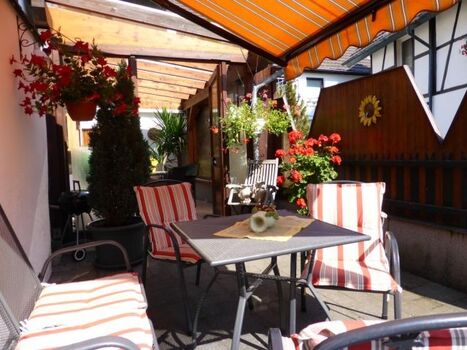 Gemütlicher kleiner Hof mit Gasgrill und Wintergarten