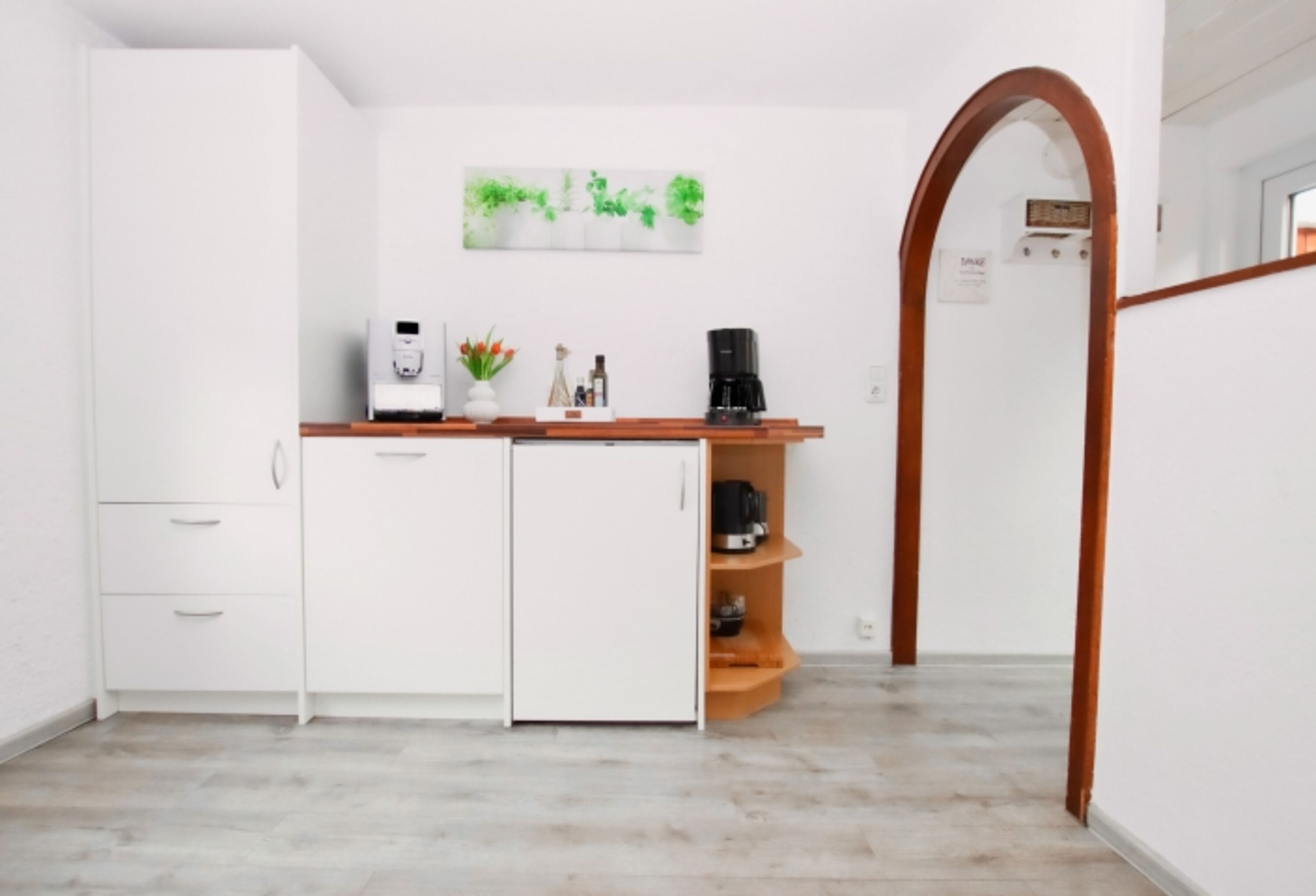Küche mit Kaffeevollautomat