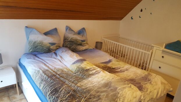 Schlafzimmer mit Kinderbett