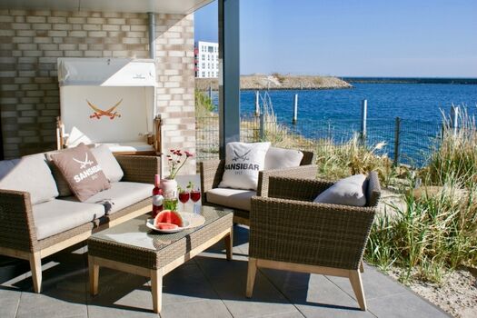 die Terrasse bietet Platz für die ganze Familie