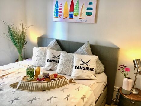 gemütliches Schlafzimmer mit Boxspringbett