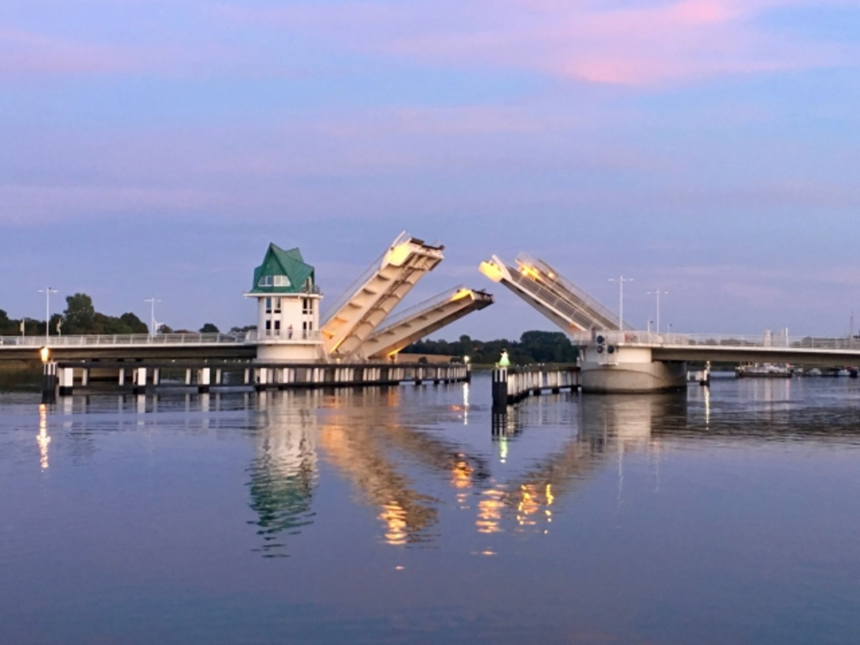 die einmalige Klappbrücke