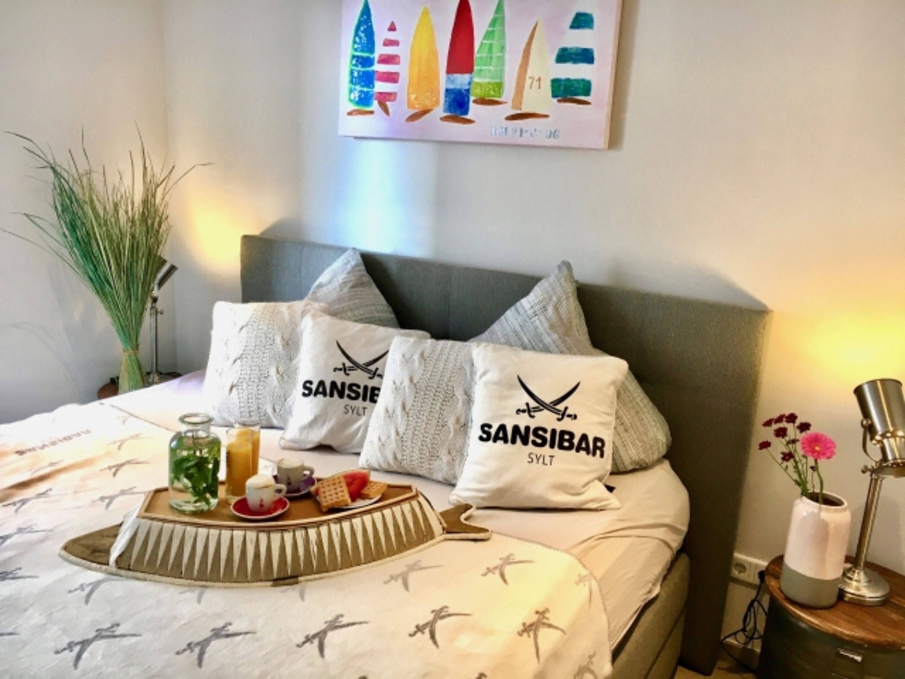 gemütliches Schlafzimmer mit Boxspringbett