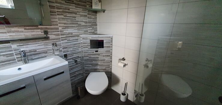 Badezimmer mit bodengleicher Dusche