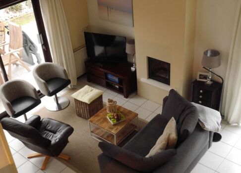 Gemütliches Wohnzimmer mit SAT-TV