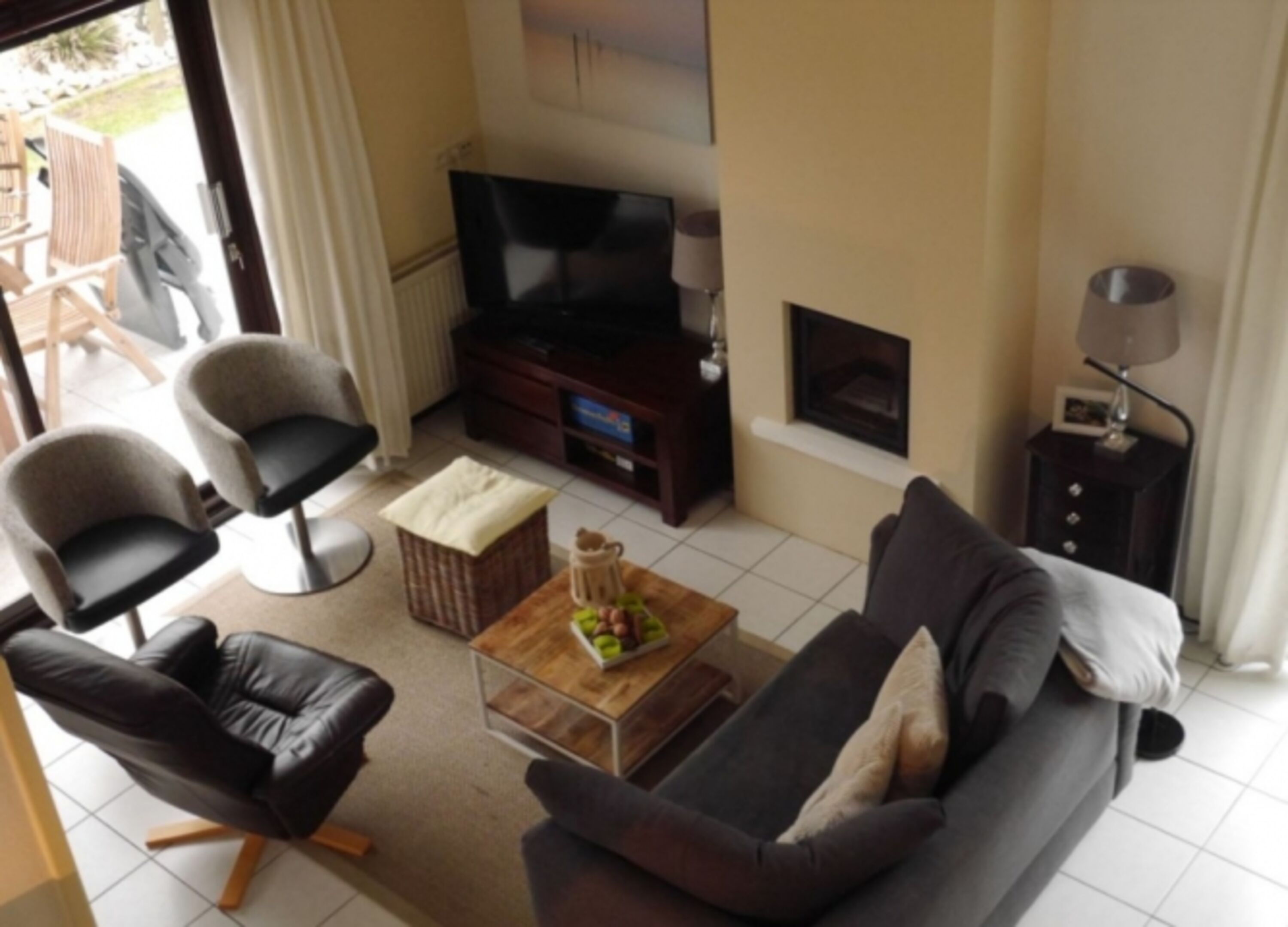 Gemütliches Wohnzimmer mit SAT-TV