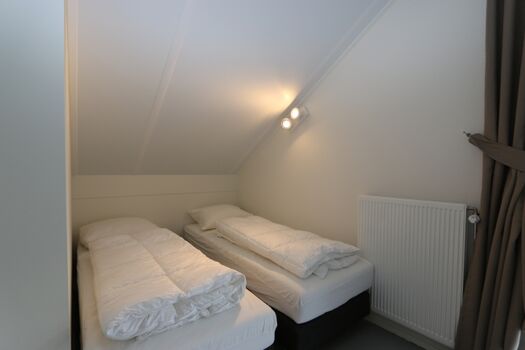 Schlafzimmer mit zwei Einzelbetten