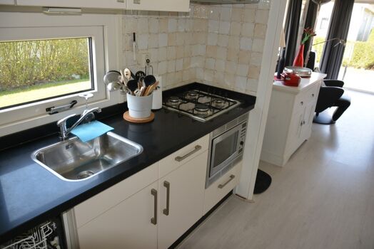 Küche mit Herd und Backofen/Mikrowellen-Kombigerät