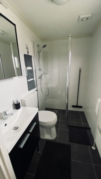 Badezimmer mit Dusche