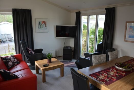 Wohnraum mit Essplatz, TV