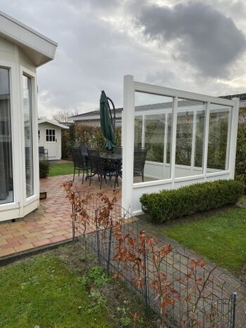 Terrasse mit Sitzplatz und Windschutz 