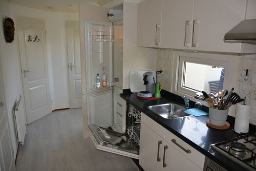 Küche mit Kühl/Gefrier-Kombi und Spülmaschine