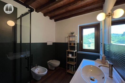 Badezimmer mit Dusche