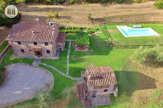 Exklusive Villa mit privatem Pool und 9 ha Garten 